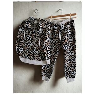 Secret Treasures Leopard Print Woman's Joggers